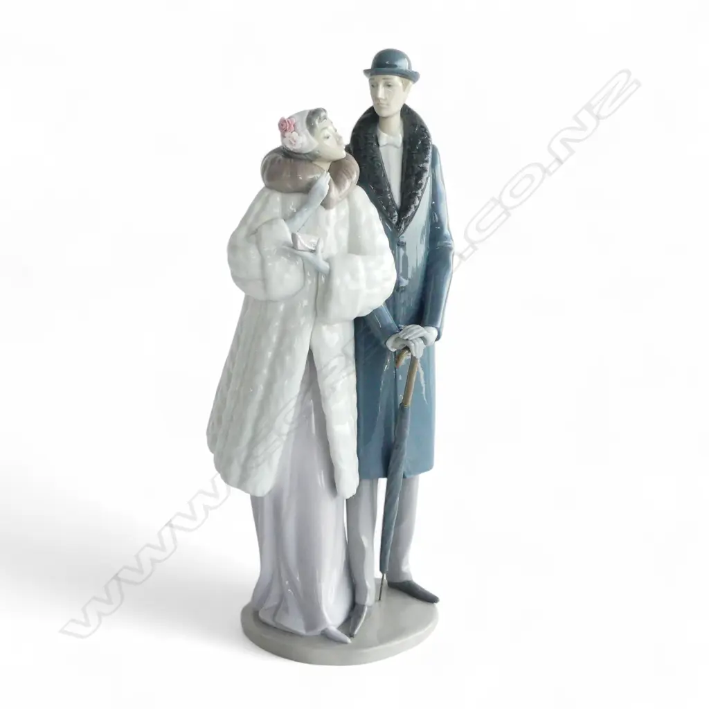 LLADRO #1452 'ON THE TOWN' H.375mm 2 PETALS ABSENT Image 1++