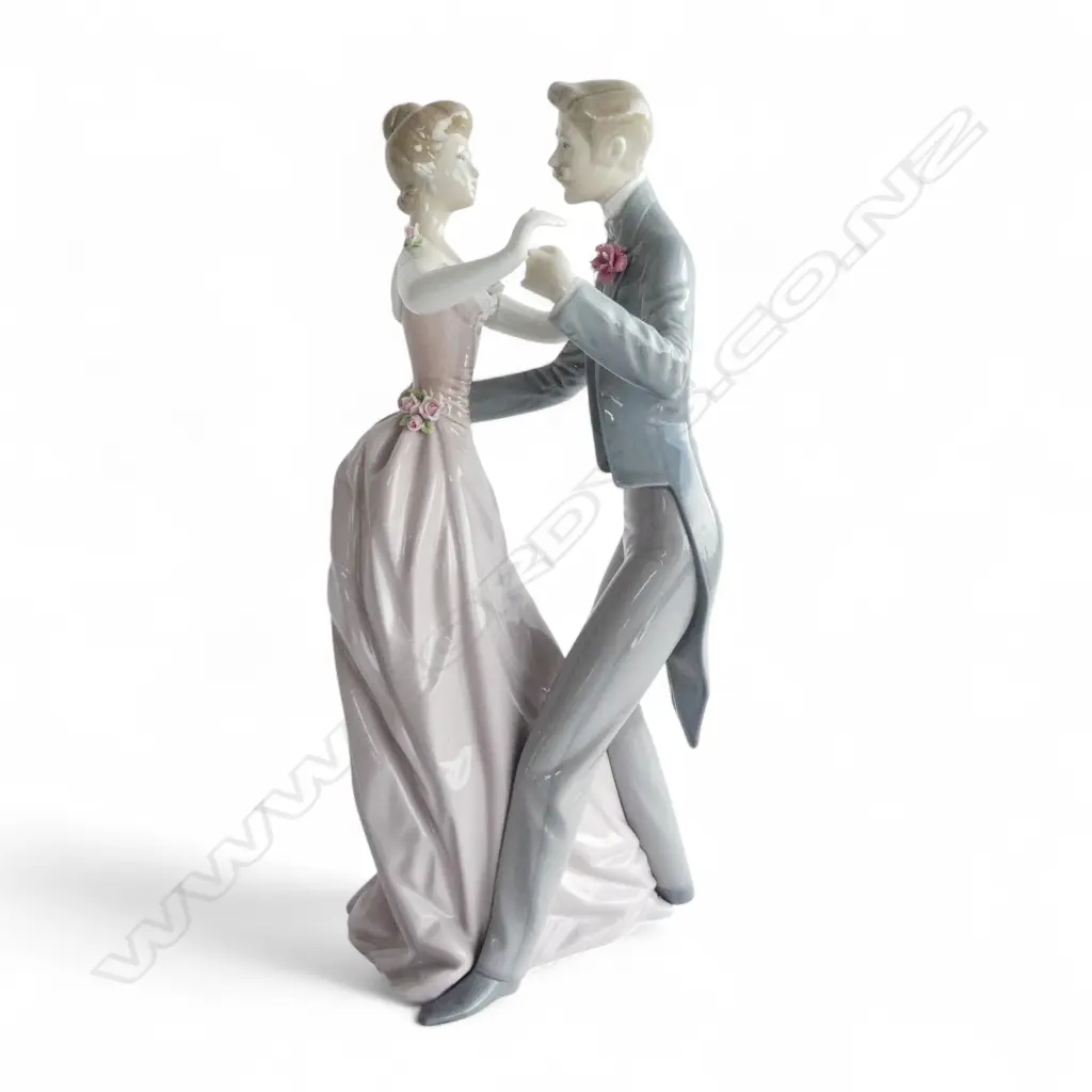 LLADRO #1372 'ANNIVERSARY WALTZ' H.320mm Image 1++