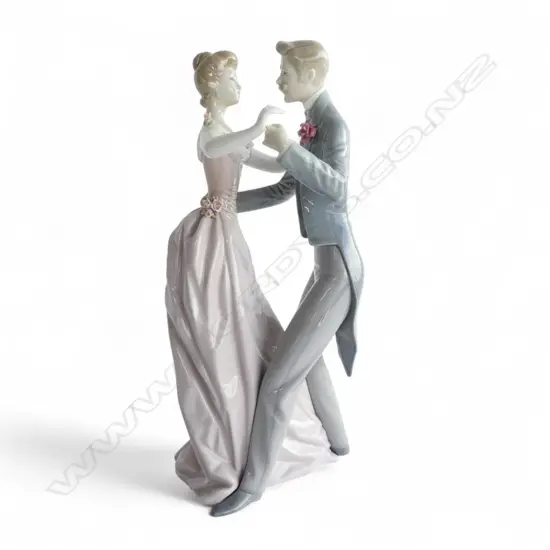 LLADRO #1372 'ANNIVERSARY WALTZ' H.320mm