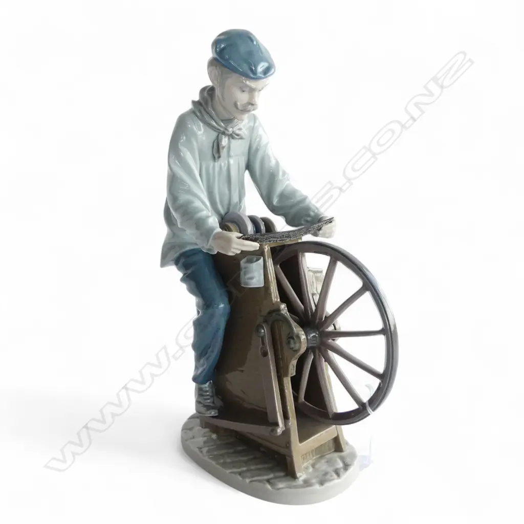 LLADRO FIGURINE 'SHARPENING THE CUTLERY' #5204 H.285mm Image 1++