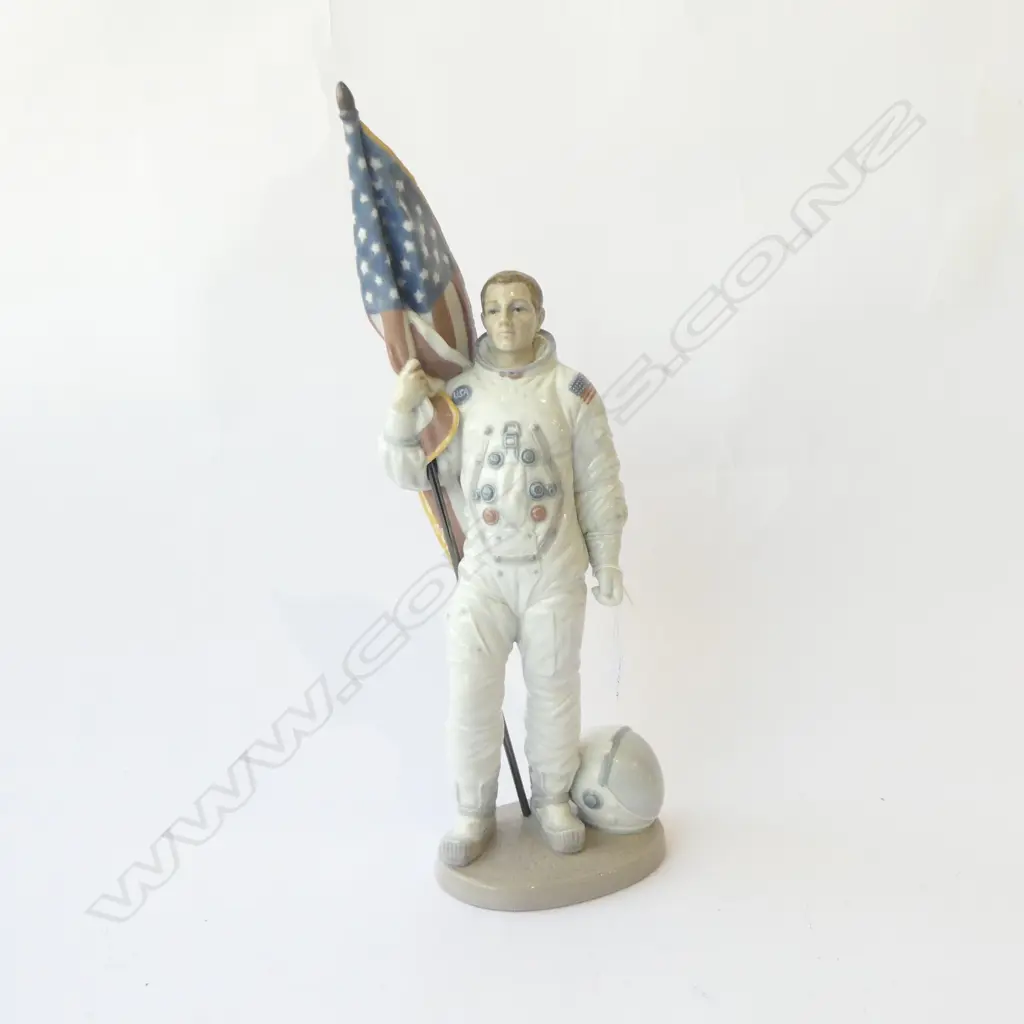 LLADRO ASTRONAUT W. BOX [FOREARM REPAIRED] H.400mm Image 1++