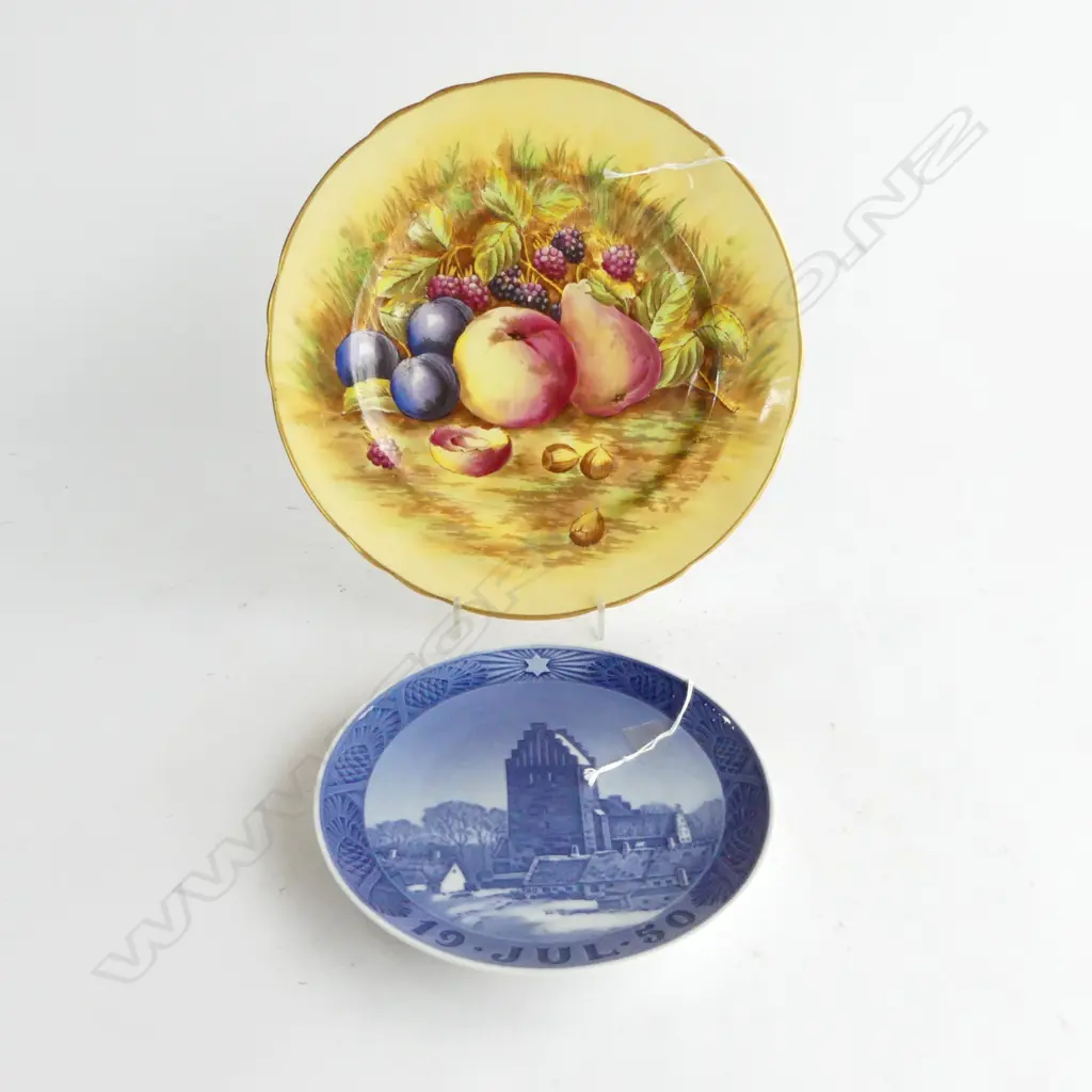 2 PCS; ANSLEY GOLDEN FRUIT PLATE, Dia.260mm & B/W ROYAL COPENHAGEN WALL HANGING, Dia.180mm Image 1++