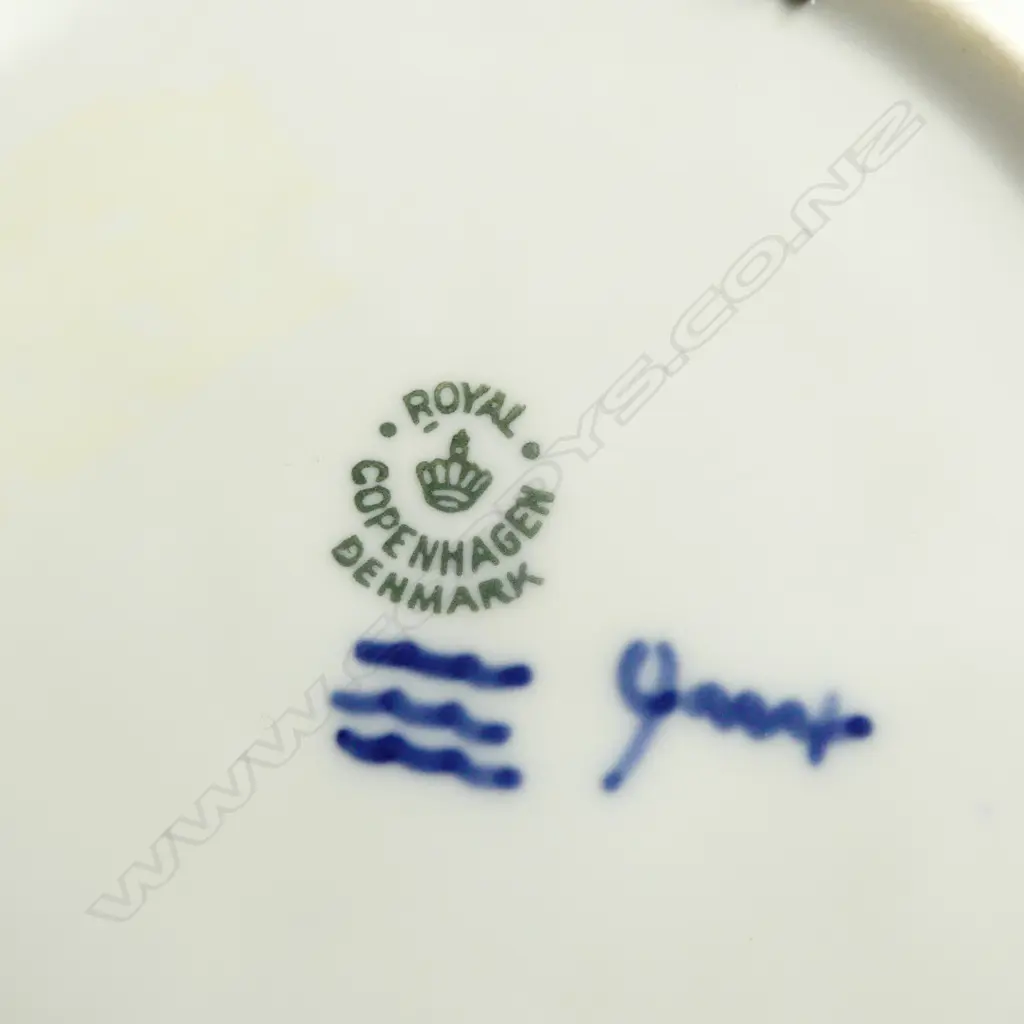 2 PCS; ANSLEY GOLDEN FRUIT PLATE, Dia.260mm & B/W ROYAL COPENHAGEN WALL HANGING, Dia.180mm Image 1++
