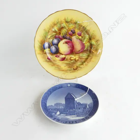 2 PCS; ANSLEY GOLDEN FRUIT PLATE, Dia.260mm & B/W ROYAL COPENHAGEN WALL HANGING, Dia.180mm