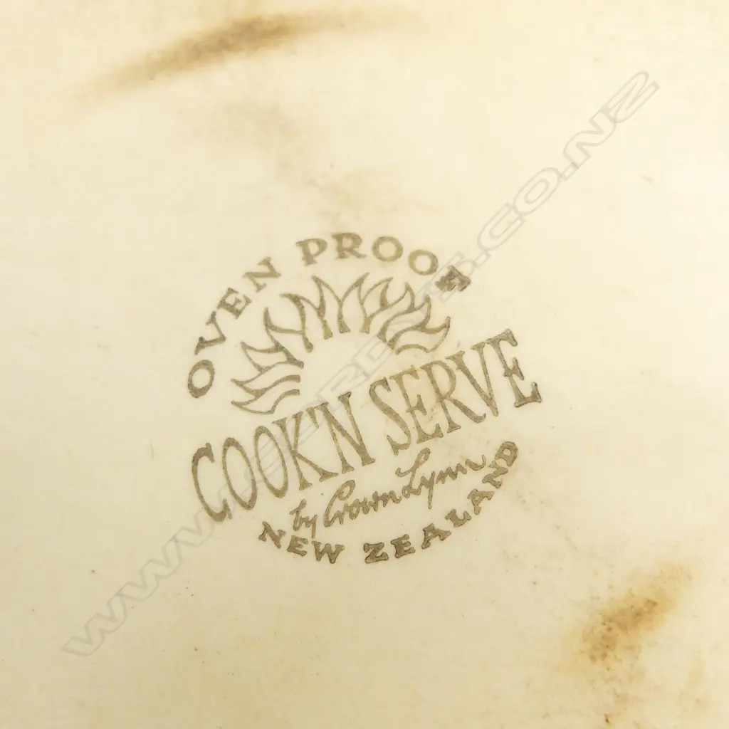 CROWN LYNN , 1970S 4 DINNER PLATES WITH THREE SERVING DISHES KELSTON POTTERY 'COOK N SERVE'  Image 1++