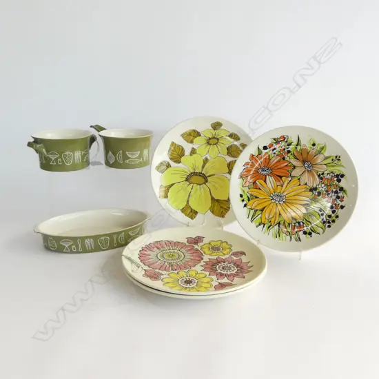 CROWN LYNN , 1970S 4 DINNER PLATES WITH THREE SERVING DISHES KELSTON POTTERY 'COOK N SERVE' 