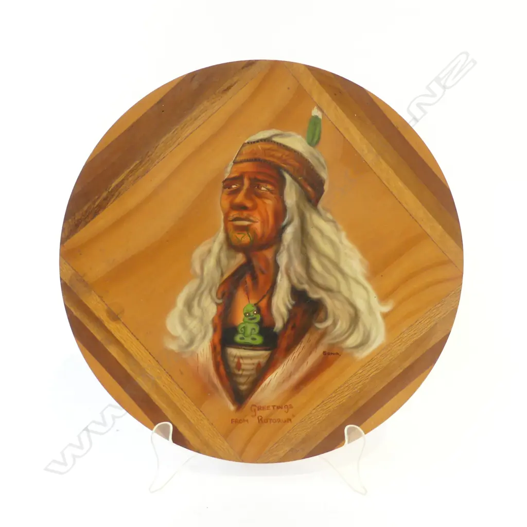 MID 20thC N.Z. 'GENUINE HAND PAINTED ARTICLE IS MADE OF PURELY N.Z. TIMBERS... ROTORUA' OF MAORI GUIDE SONIA Dia.265mm Image 1++