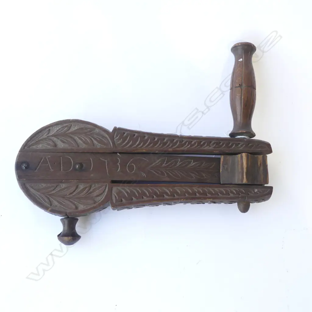 VINTAGE WOODEN CLACKER 'YE SHALL E COMPREENDE ALLE VAGRANTE & MEN' W.270mm Image 1++