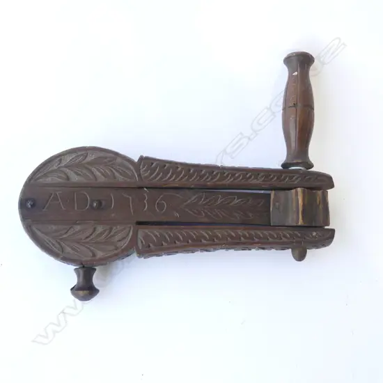 VINTAGE WOODEN CLACKER 'YE SHALL E COMPREENDE ALLE VAGRANTE & MEN' W.270mm