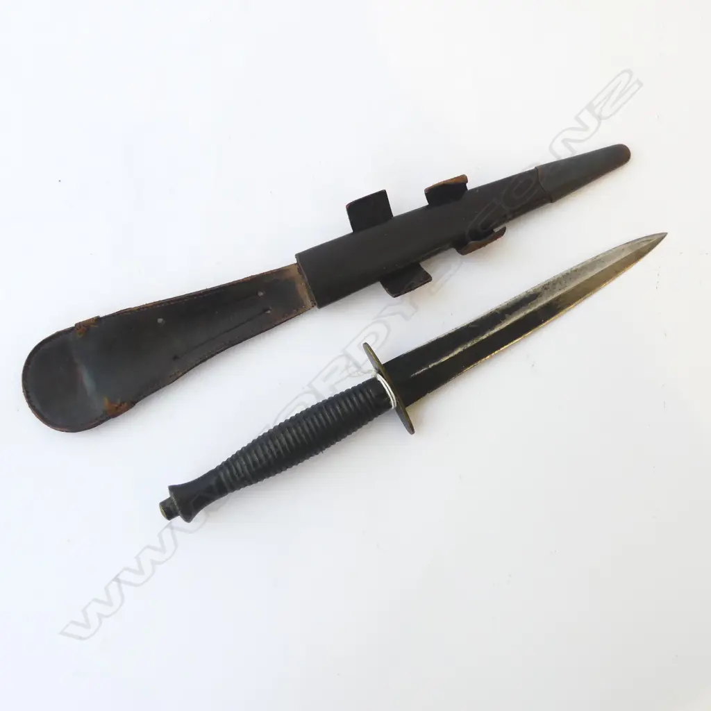 REPRODUCTION FAIRBAIRN-SYKES FIGHTING KNIFE / BRITISH COMMANDO DAGGER & LEATHER SCABBARD L.300mm Image 1++