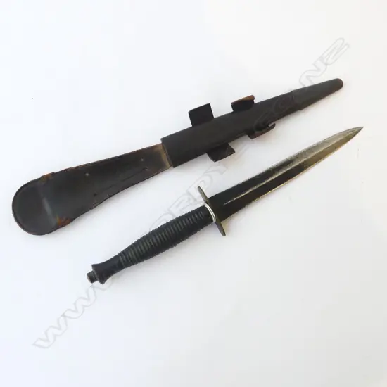 REPRODUCTION FAIRBAIRN-SYKES FIGHTING KNIFE / BRITISH COMMANDO DAGGER & LEATHER SCABBARD L.300mm