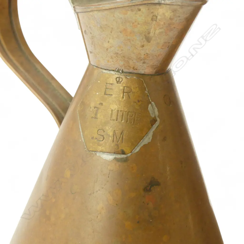 TWO ANTIQUE COPPER MEASURES ‘ER’ CROWN MARK ‘SM’ 1 LITRE & 2 LITRE, H.270MM H.210MM  Image 1++