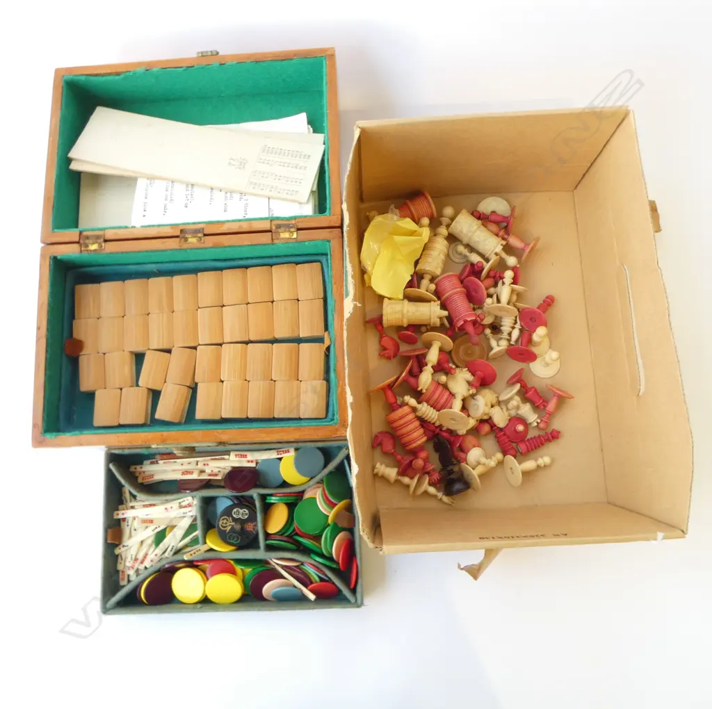 ASST. BONE CHESS PIECES + VINTAGE BOX OF ORIENTAL GAME TOKENS Image 1++