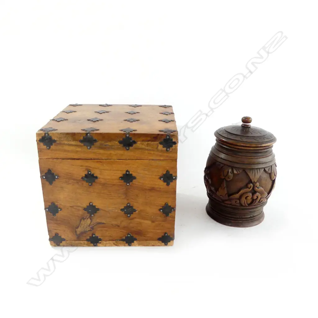 2 WOODEN CONTAINERS; CUBE & JAR H.160mm Image 1++