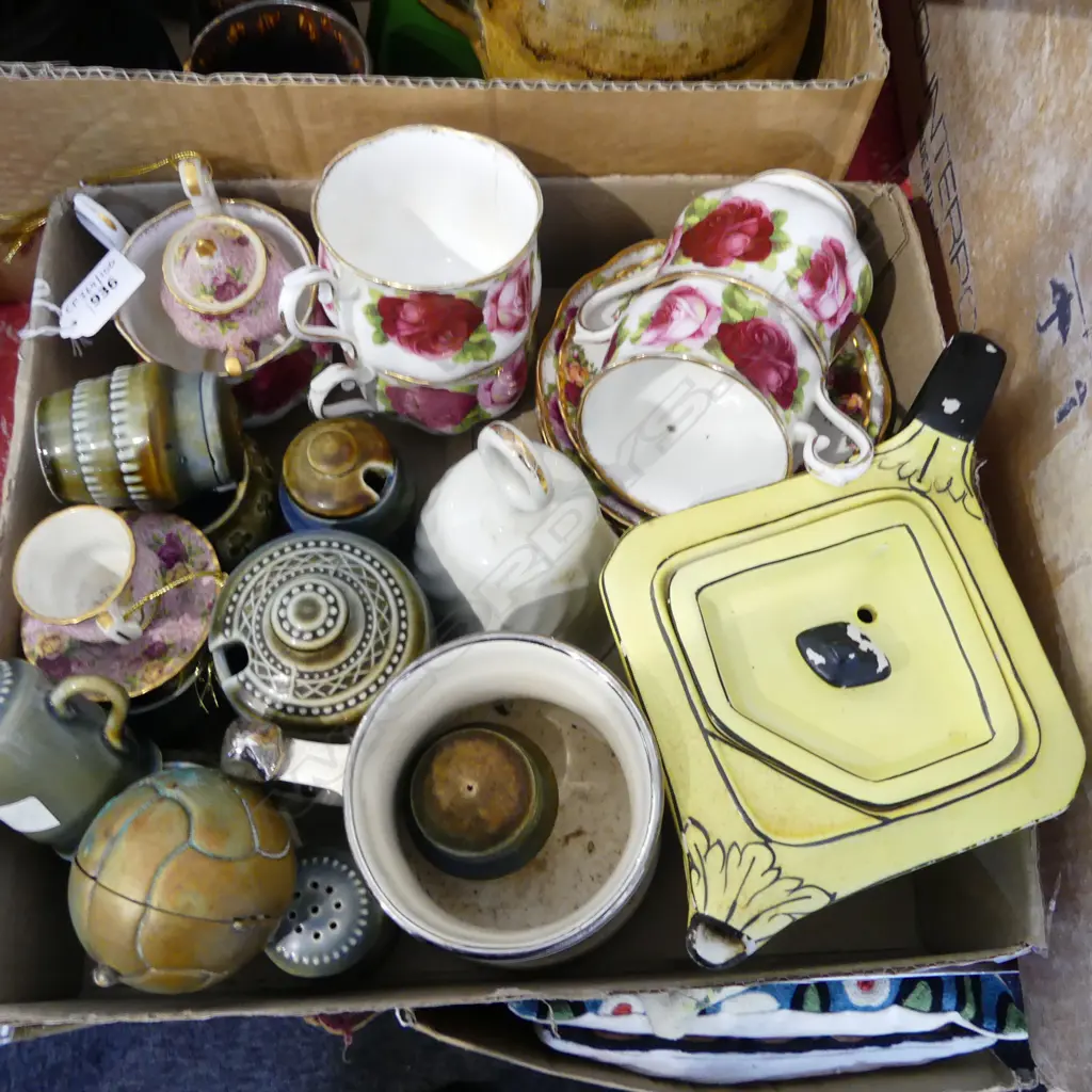 TRAY OF MIXED CHINA WADE R/ALBERT ETC (From the Estate of Tommy Doyle) Image 1++
