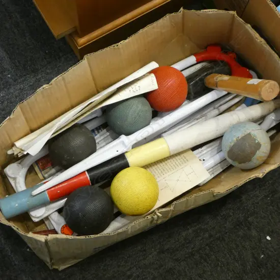 LAWN CROQUET SET INCL. 2 MALLETS L.980mm & NZ WHITE METAL 'TRUE-LINE' HOOPS - balls faulted