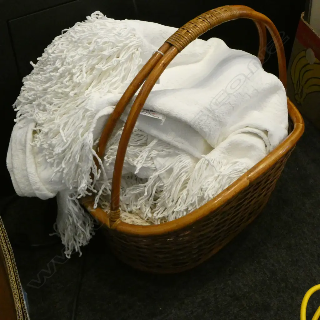 BASKET LINENS ETC Image 1++