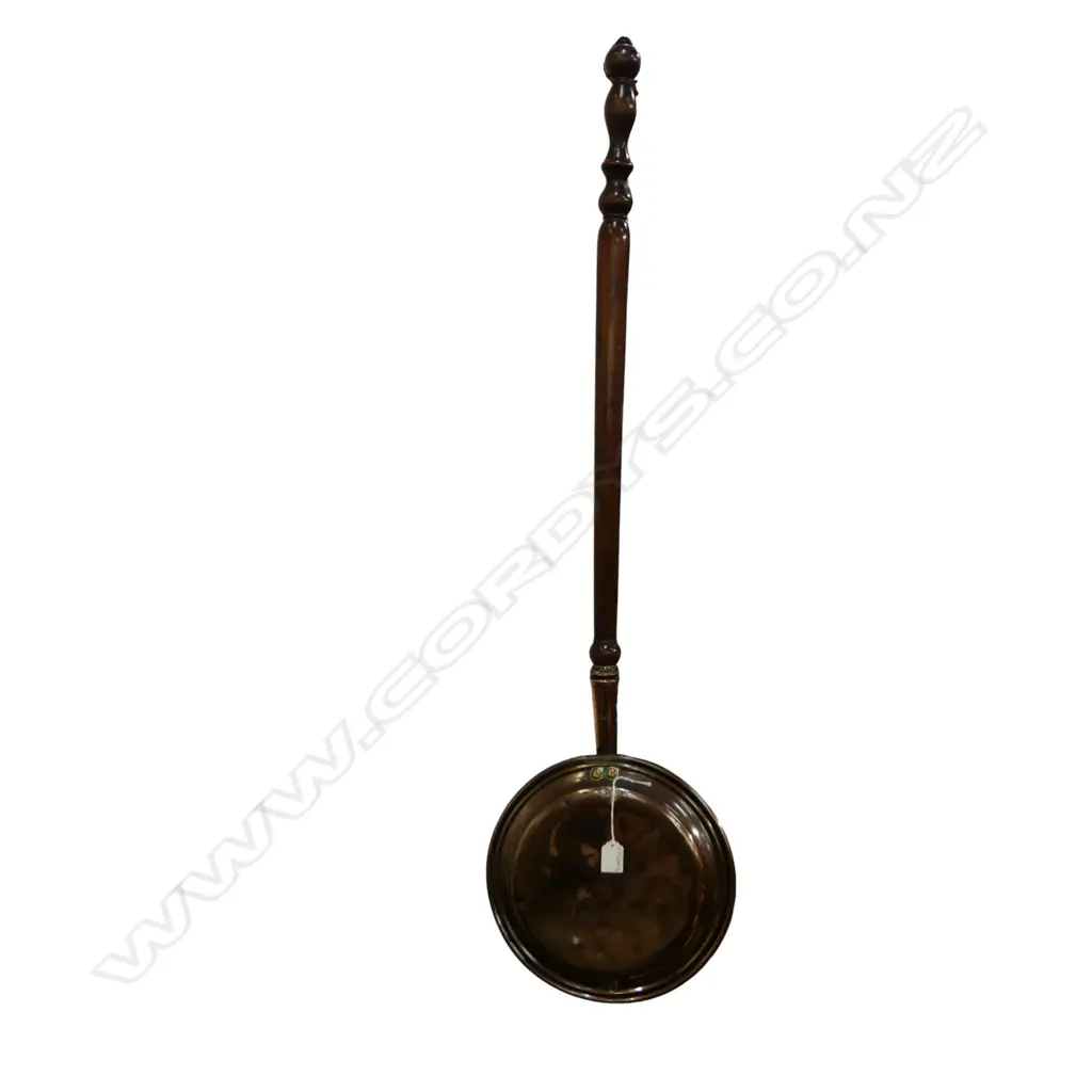 VICTORIAN COPPER BED WARMING PAN with long turned wooden handle Image 1++