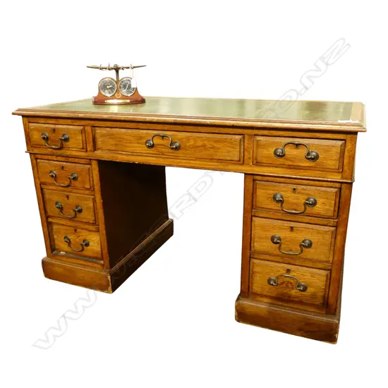 OAK DESK w. GREEN LEATHER INSET 1215x600x740mm