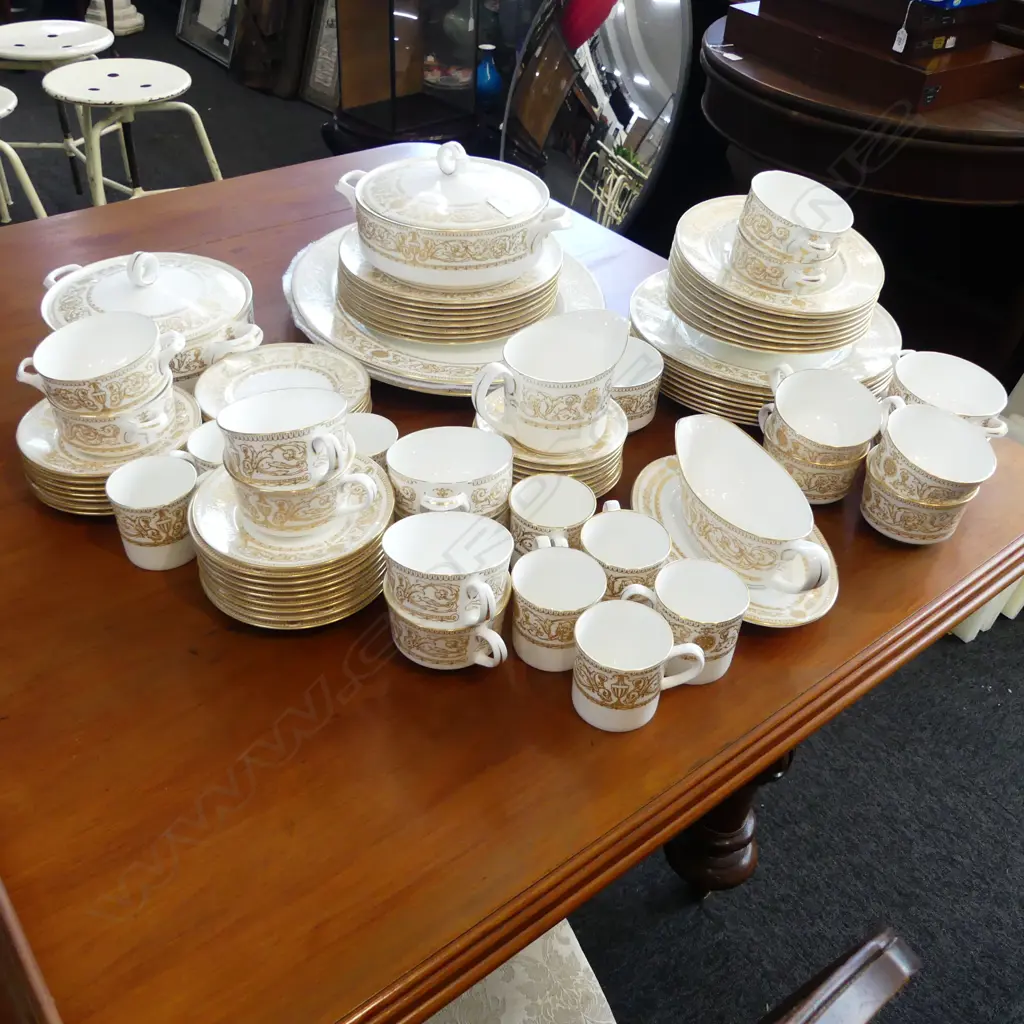 8 PLACE ROYAL WORCESTER HYDE PARK DINNER SET Image 1++