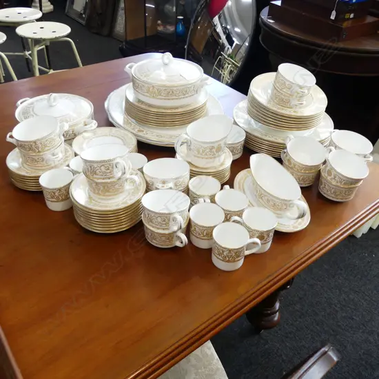 8 PLACE ROYAL WORCESTER HYDE PARK DINNER SET