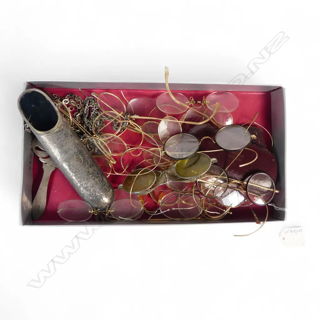TRAY OF VINTAGE SPECTACLES & CASES Image 1++