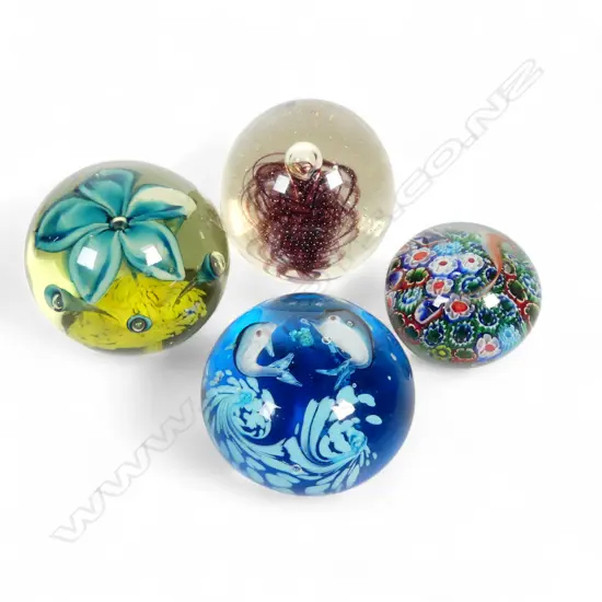 4 GLASS PAPERWIEGHTS DIA90MM LARGEST