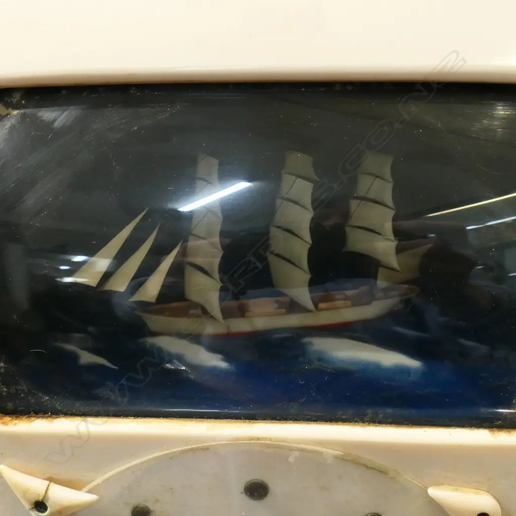 VINTAGE WHITE BAKERLITE MOVING SHIP CLOCK H350MM Image 1++