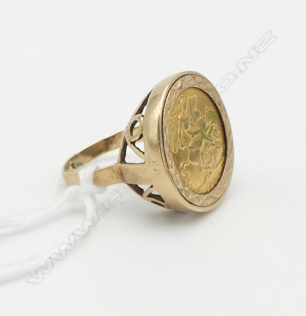 9ct GOLD HALF SOVEREIGN RING 1906 English mint. 8.68gms SIZE Q Image 1++