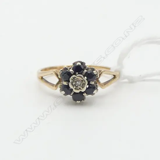 VINTAGE 9ct SAPPHIRE & DIAMOND CLUSTER RING 2.6gms SIZE O