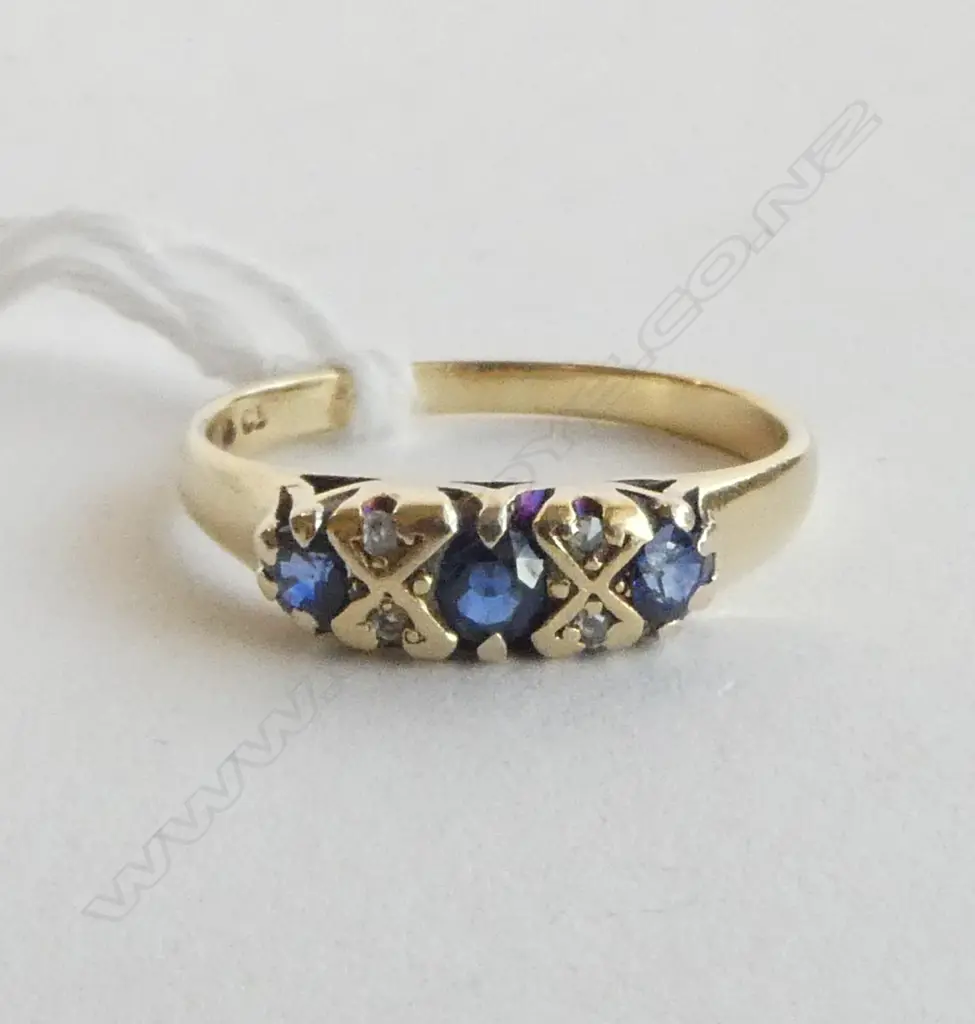 18ct Y/GOLD 3 SAPPHIRE? & DIAMOND RING 4.25gms SIZE R Image 1++
