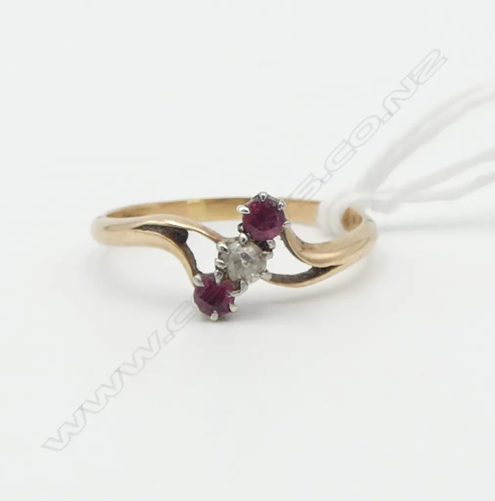 VINTAGE 18ct YELLOW GOLD 2 RUBY & DIAMOND RING 2.26gms SIZE Q (1 claw missing) Image 1++