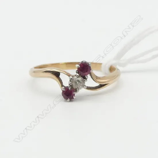 VINTAGE 18ct YELLOW GOLD 2 RUBY & DIAMOND RING 2.26gms SIZE Q (1 claw missing)