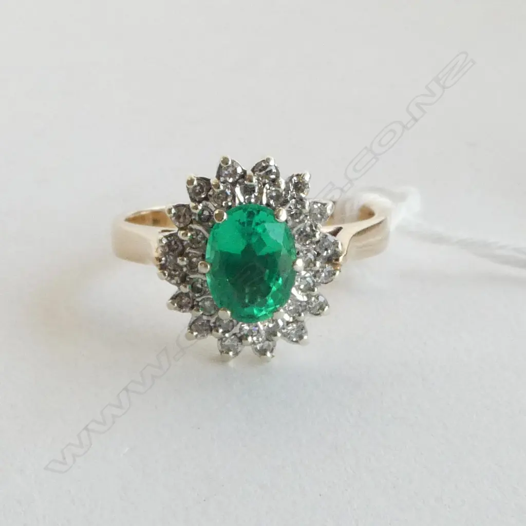 9ct YELLOW GOLD CREATED EMERALD & DIAMOND CLUSTER RING 4.5gms SIZE S Image 1++