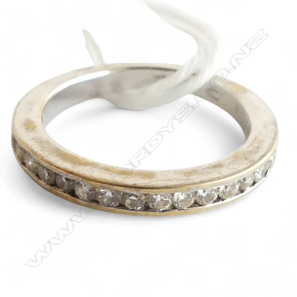 18ct GOLD & DIAMOND BAND RING 3.4gms SIZE K1/2 Image 1++