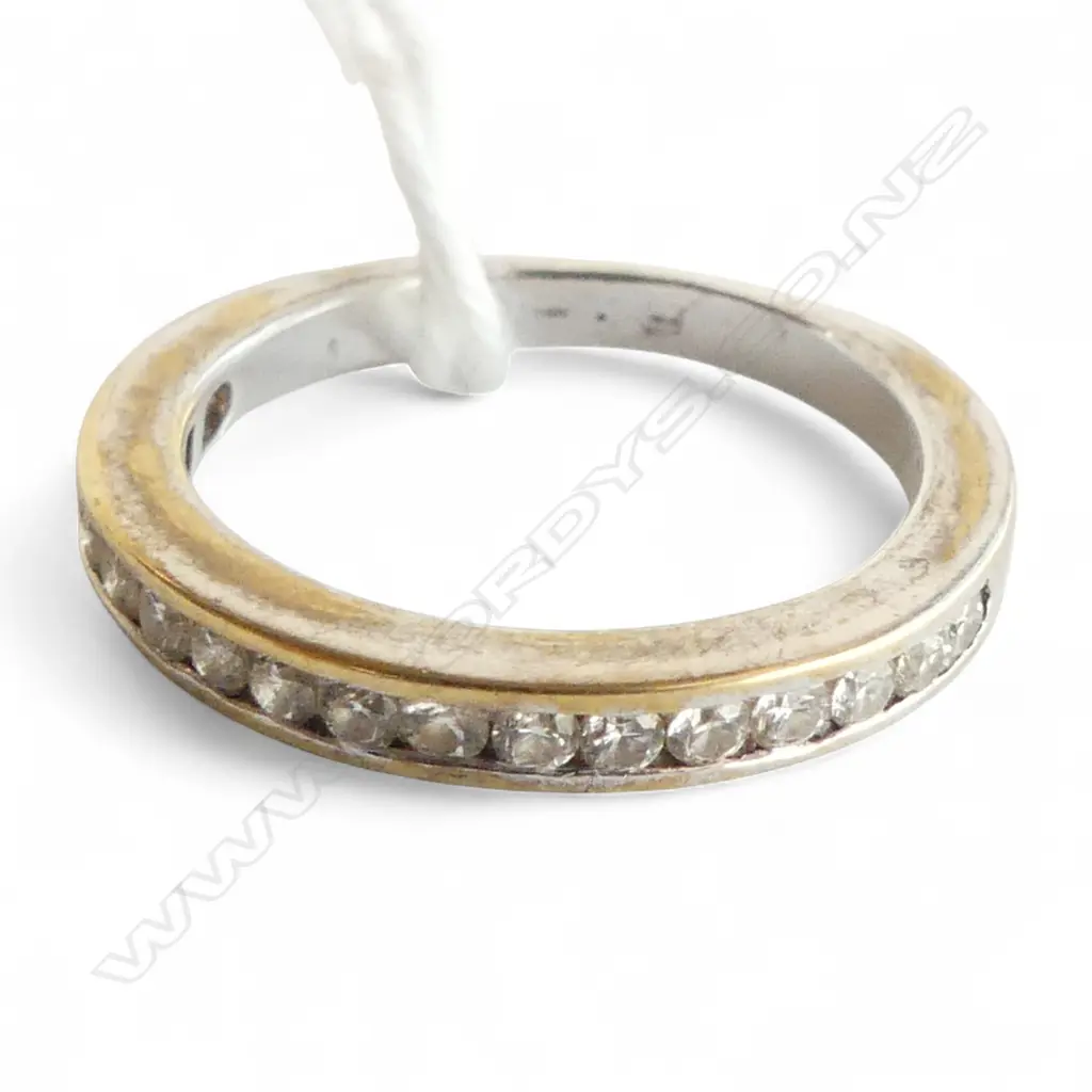 18ct GOLD & DIAMOND BAND RING 3.4gms SIZE K1/2 Image 1++