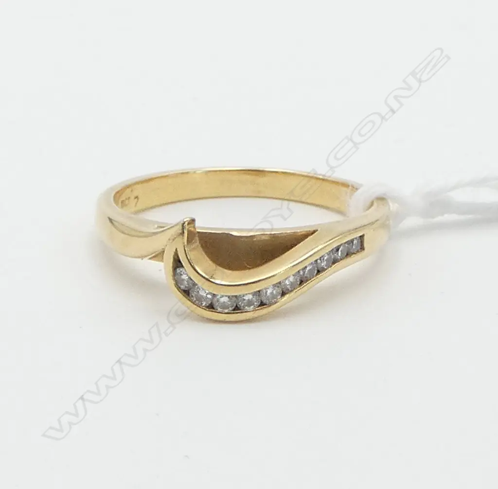 18ct YELLOW GOLD & DIAMOND swirl topped BAND RING 3.7gms size O Image 1++