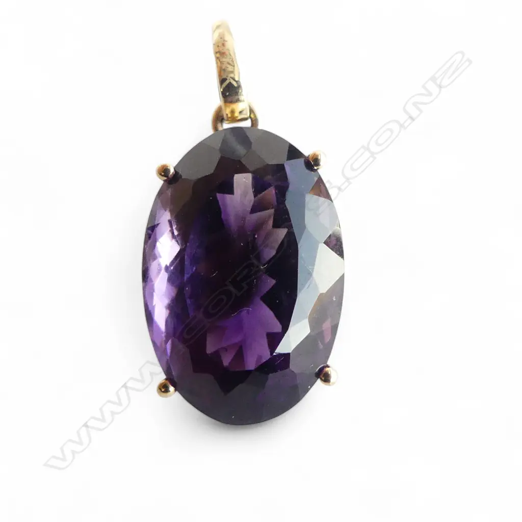 14ct AMETHYST SET PENDANT, L.20mm (small chip to back of stone) Image 1++