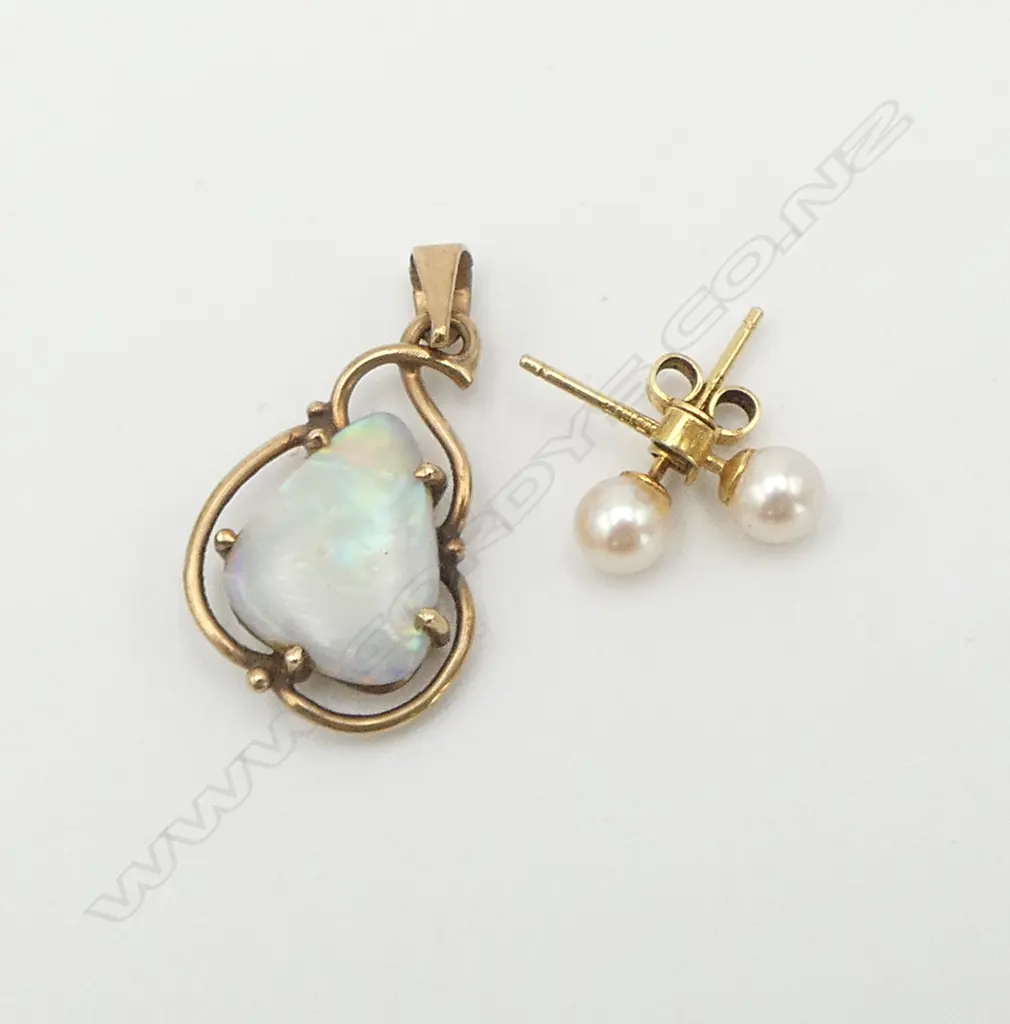 9ct GOLD & OPAL PENDANT 1.90gms + PR 9ct GOLD & PEARL EARRINGS 0.71gms Image 1++