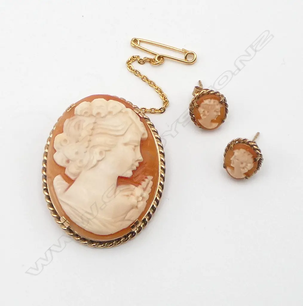 9ct GOLD FRAMED carved shell CAMEO BROOCH & EARRING SET 13.3gms Image 1++