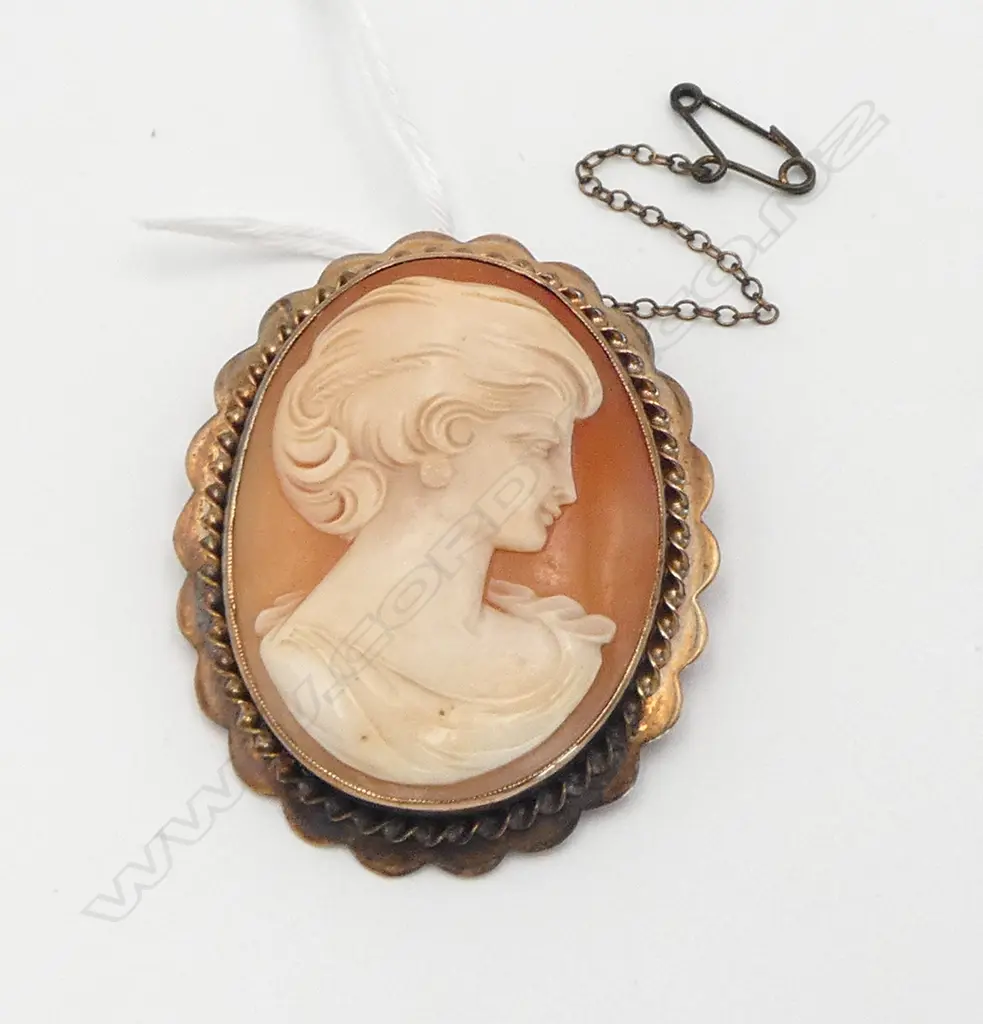 9ct GOLD FRAMED carved shell CAMEO BROOCH 17gms Image 1++