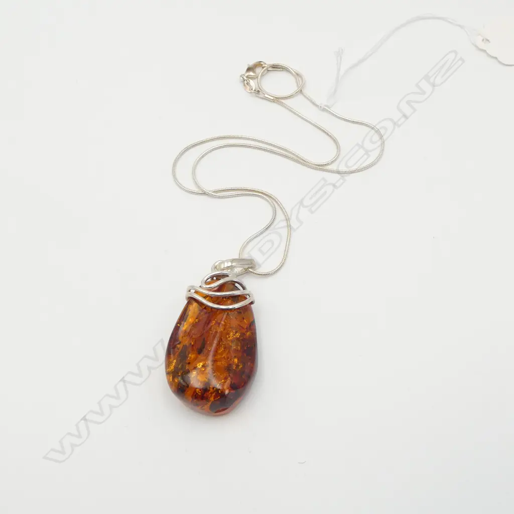 ART NOUVEAU AMBER & SILVER PENDANT Image 1++