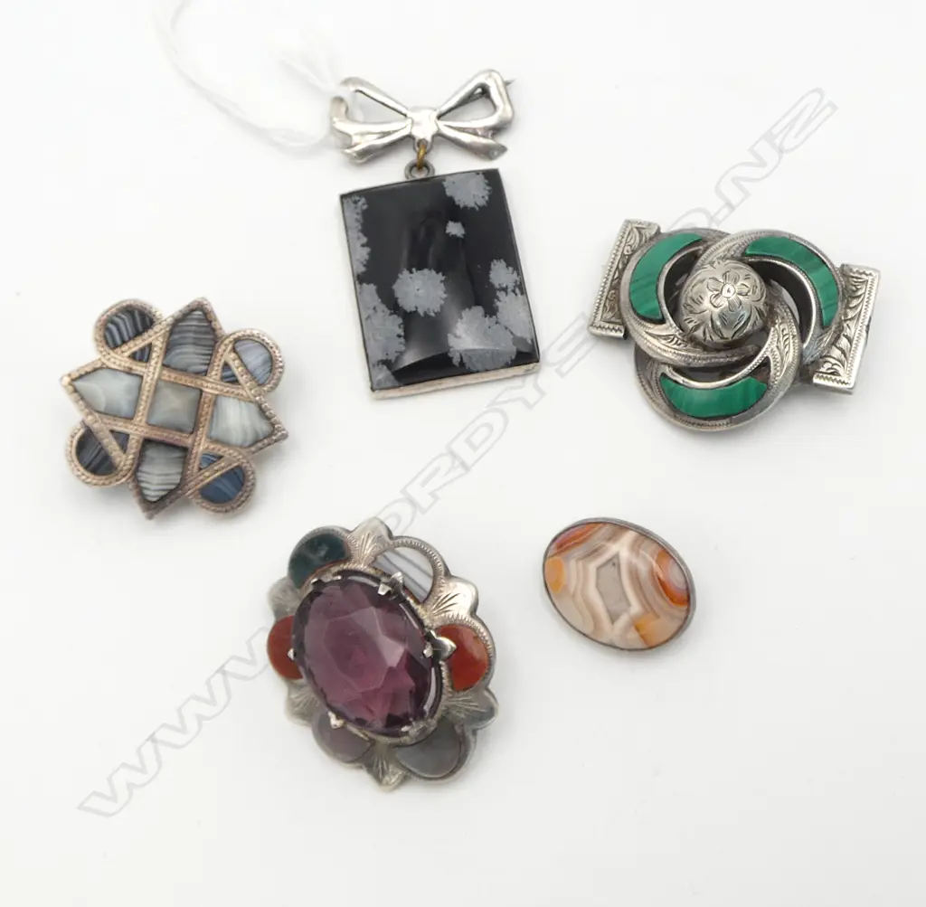 5 PCES. SCOTTISH SILVER & AGATE SILVER BROOCHES Image 1++
