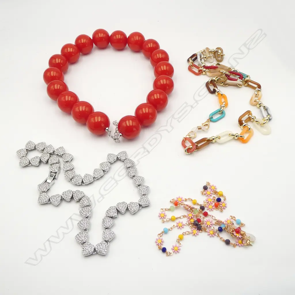 FOUR COSTUME JEWELLERY NECKLACES Image 1++