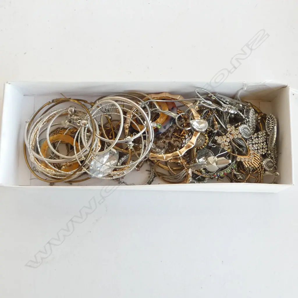 COLLECTION COSTUME EARRINGS, MANY HOOPS Image 1++