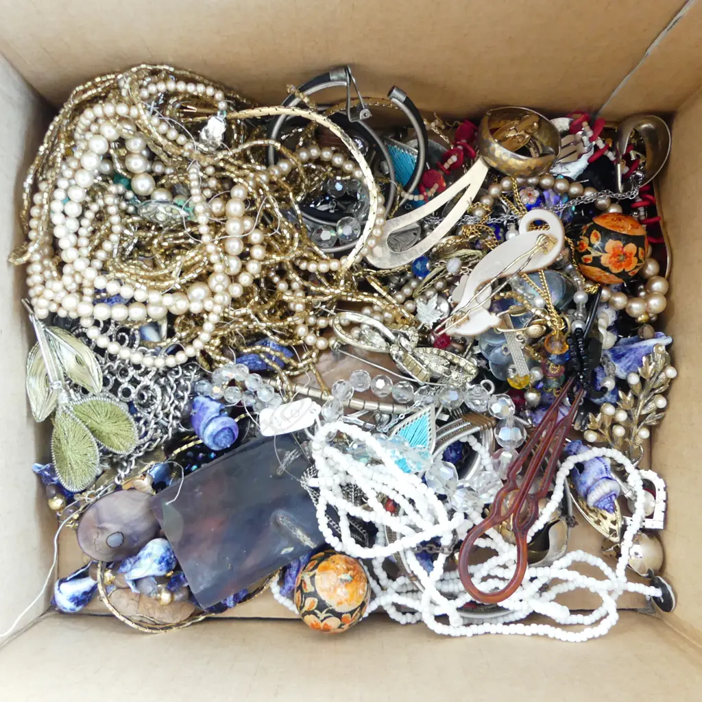 ASST. COSTUME JEWELLERY Image 1++