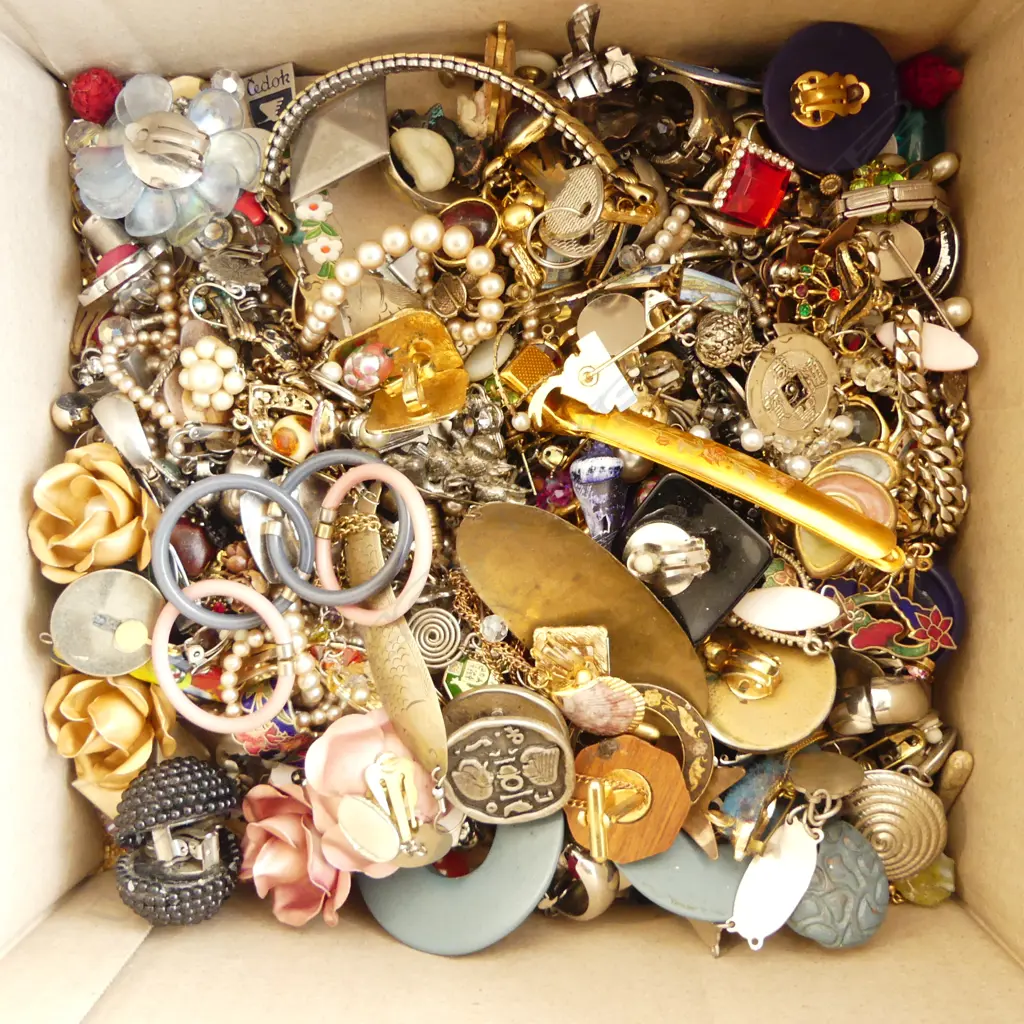 ASST. COSTUME JEWELLERY Image 1++