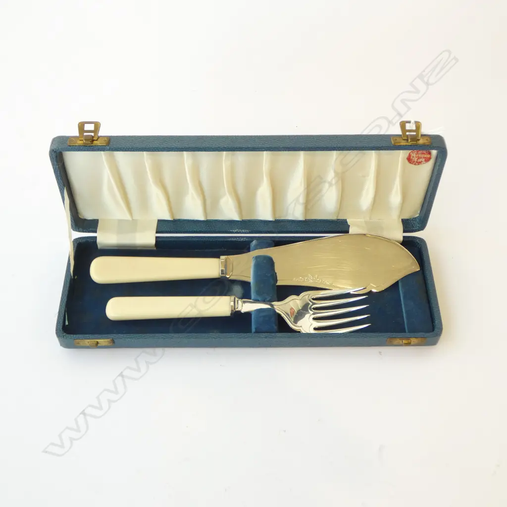 CASED IVORINE 'BONE' YEOMAN FISH SET Image 1++