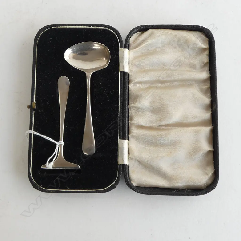 BOXED PAIR OF SILVER BABY SPOON & PUSHER SET Sheffield 1933 30.5gms Image 1++