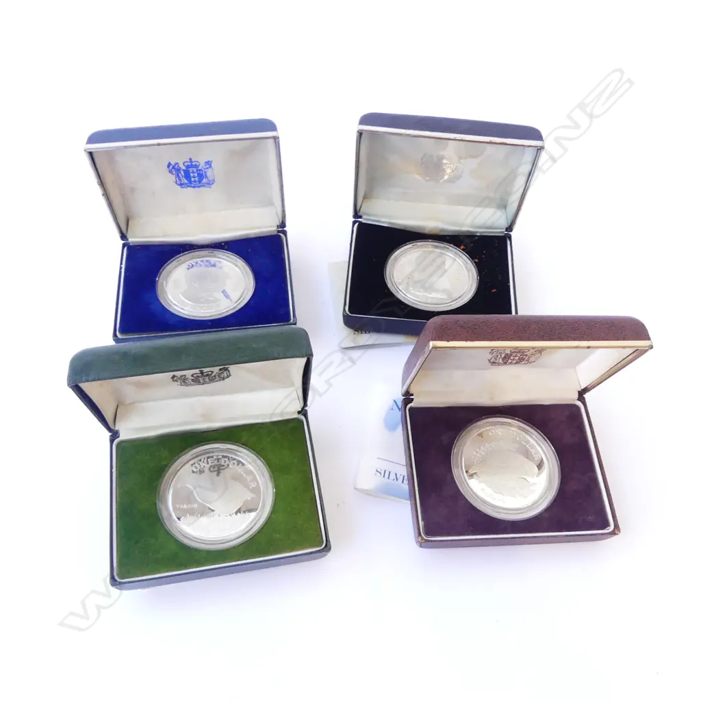 4 CASED NEW ZEALAND STG SILVER DOLLAR COINS, approx. 109gms Image 1++